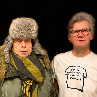 Die Künstler Marcus Weimar und Olav Westphalen mit Blumensträußen in der Hand